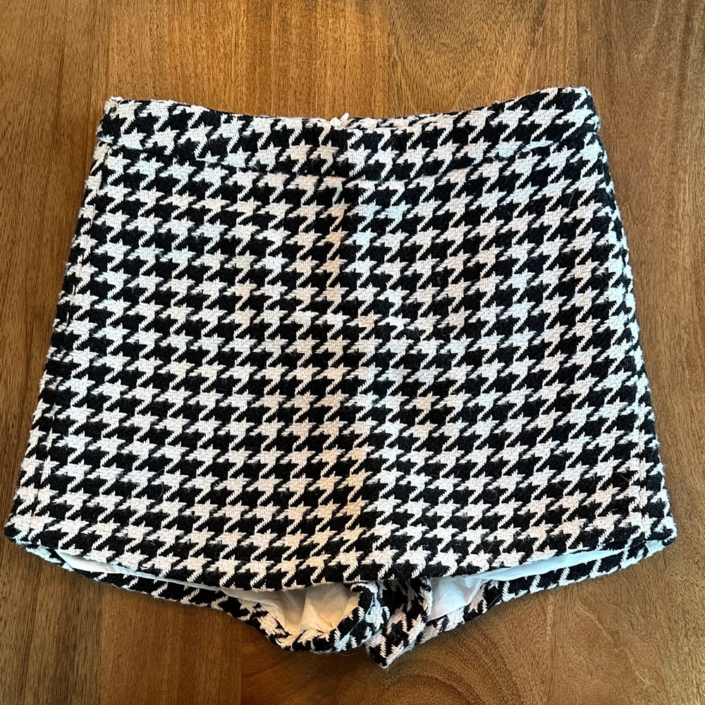 Pink Lily Black & White Houndstooth Women's skort